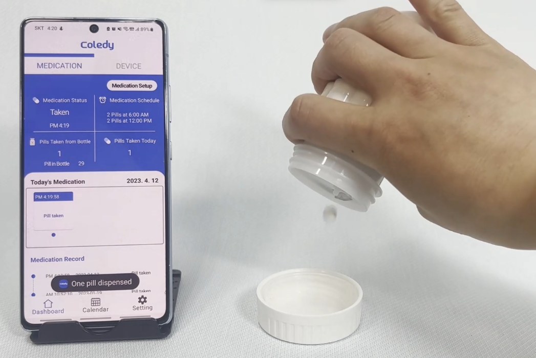A verified dose event appears in the app as the tablet leaves the bottle.